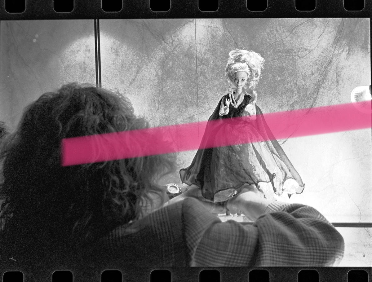 Originales fotografisches Negativ: Anpassung des Barbie-Puppenkleides, Ausstellung „Barbie, creación y diseño“ Valencia 1995 35mm Film Selten
