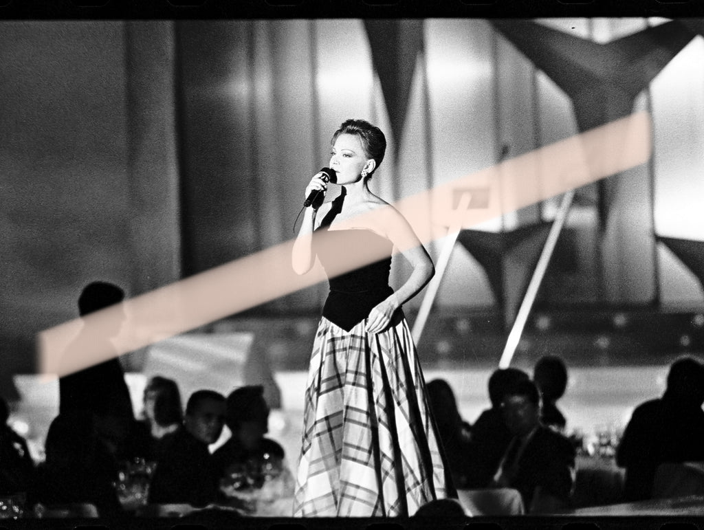 Negativo fotográfico original Paloma San Basilio cantante al micrófono en los Premios Nova Valencia 1997 35mm film Rare