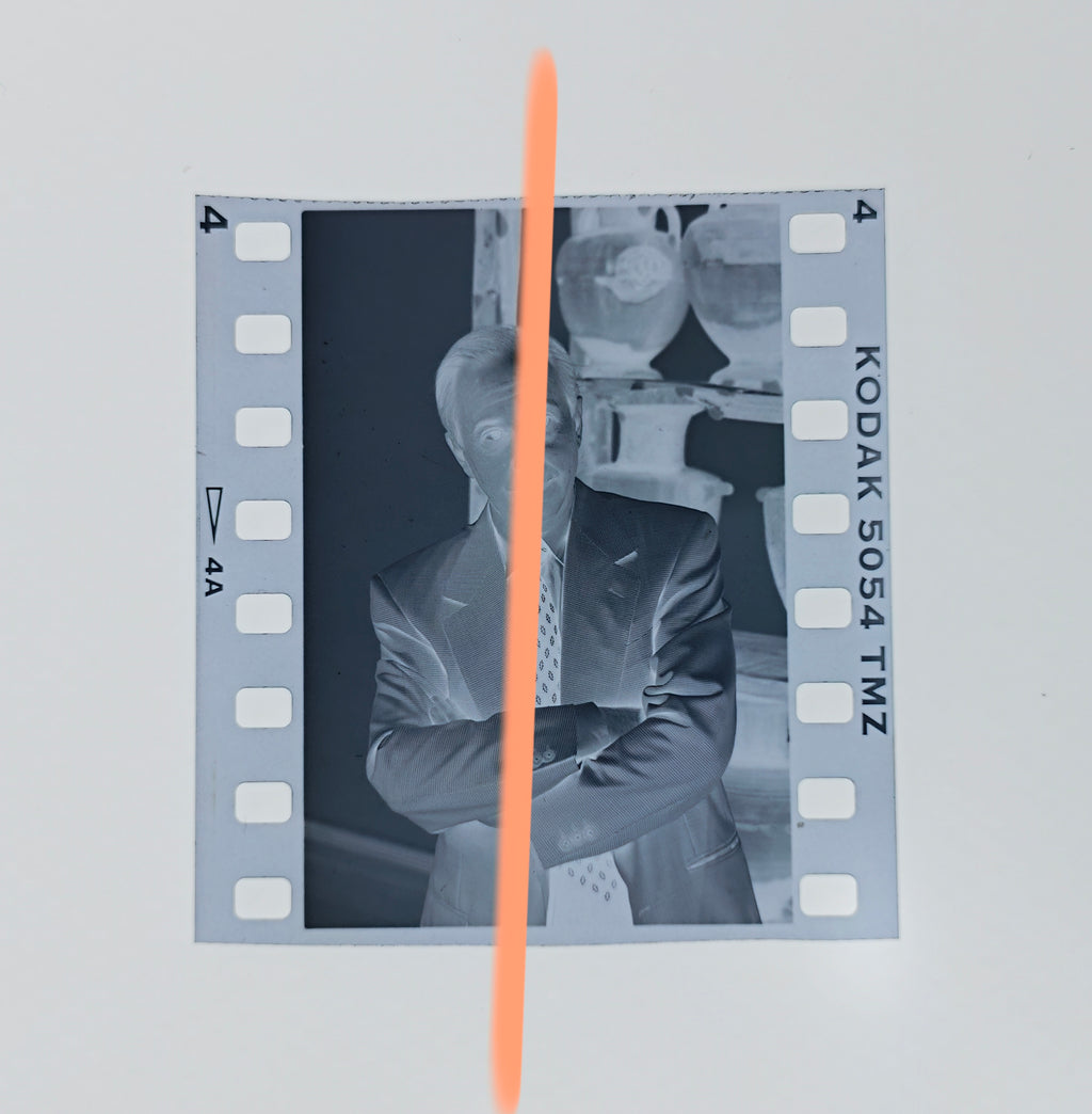 Originales Fotografien Manolo Valdés Maler und Bildhauer Gründer von Equipo Crónica im Vordergrund Valencia 1996 35mm Film Selten