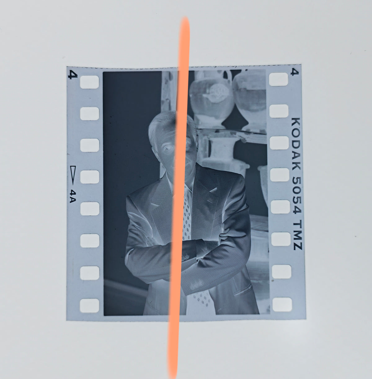 Originales Fotografien Manolo Valdés Maler und Bildhauer Gründer von Equipo Crónica im Vordergrund Valencia 1996 35mm Film Selten