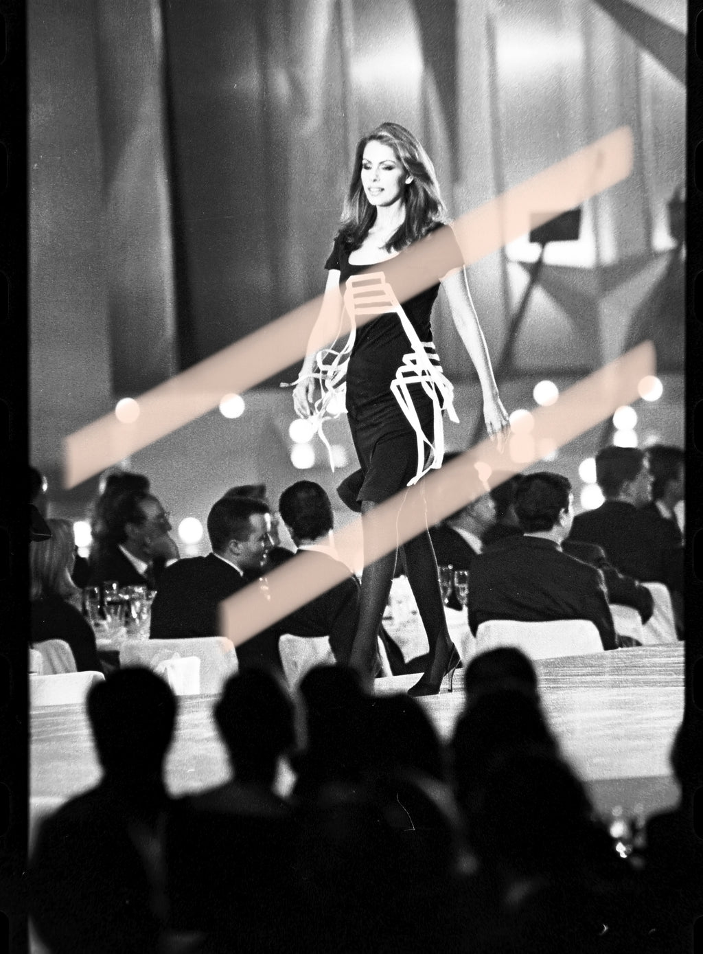 Negativo fotográfico original Jacqueline de la Vega avanzando con vestido de diseño lineal Premios Nova Valencia 1997 35mm film Rare