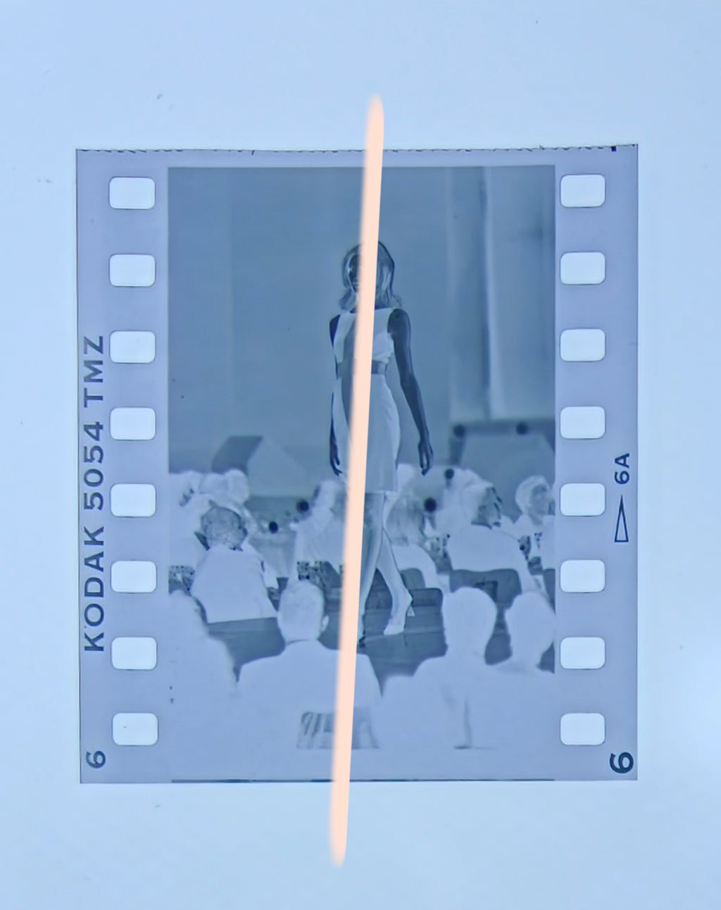 Negativo fotográfico original modelo con vestido de diseño en cruz sobre la pasarela Premios Nova Valencia 1997 35mm film Rare