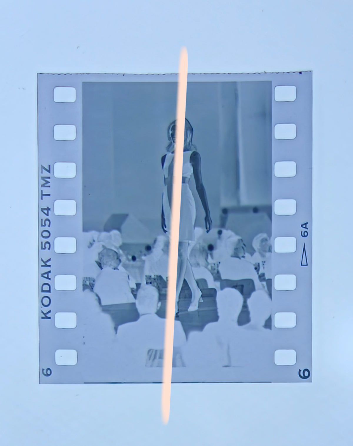 Negativo fotográfico original modelo con vestido de diseño en cruz sobre la pasarela Premios Nova Valencia 1997 35mm film Rare