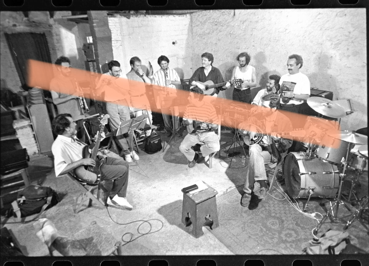 Negativo fotográfico original Al Tall grupo de música folk valenciana durante ensayo Valencia 1995 35mm film Rare