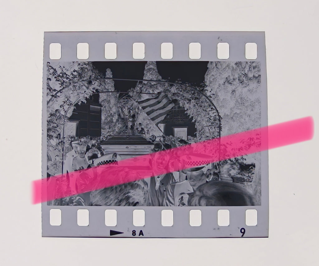 Original-Negativ des Sarges des Schriftstellers und Essayisten Joan Fuster unter einer Flagge während der Beerdigung auf dem Friedhof von Sueca, Valencia 1992, 35mm-Film, selten