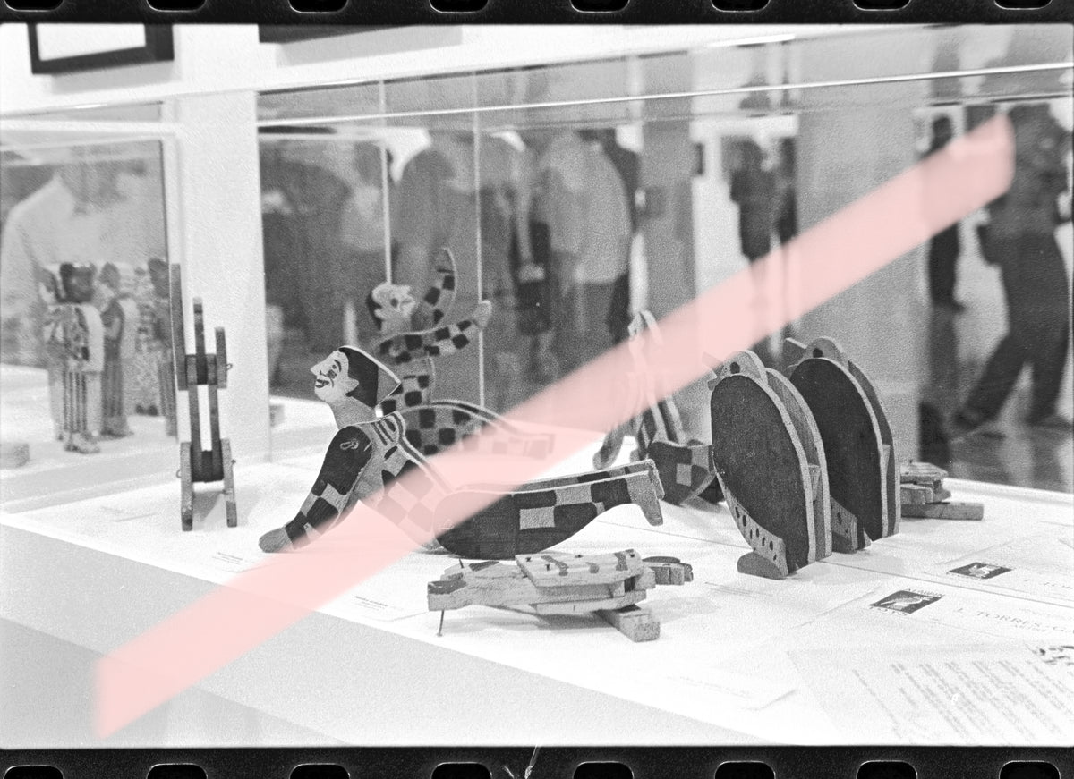 Negativo fotográfico original figuras y juguetes de madera de Joaquín Torres-García en vitrina IVAM Valencia 1997 35mm film Rare