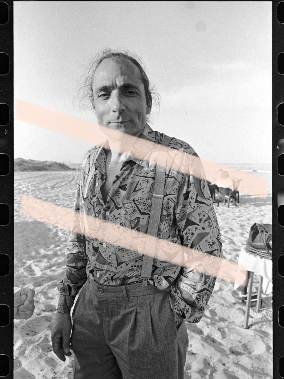 Negativo fotográfico original Antoni Miralda artista de pie durante Honeymoon Project La Patacona Valencia 1991 35mm film Rare