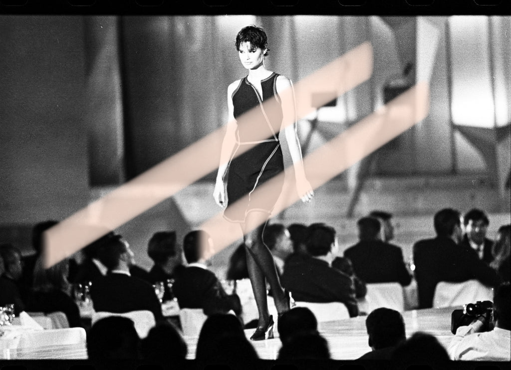 Negativo fotográfico original modelo avanzando con vestido de trazado diagonal Premios Nova Valencia 1997 35mm film Rare
