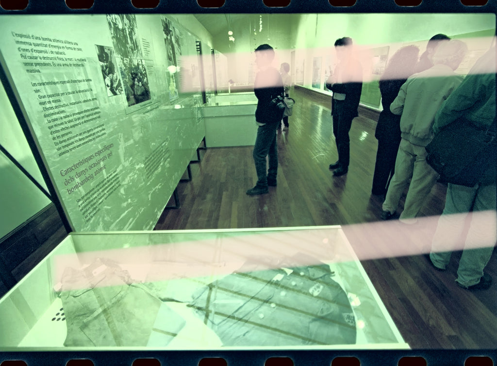 Negativo fotográfico original visitantes ante las huellas del bombardeo de Hiroshima exposición Bellas Artes Valencia 1998 35mm film Rare