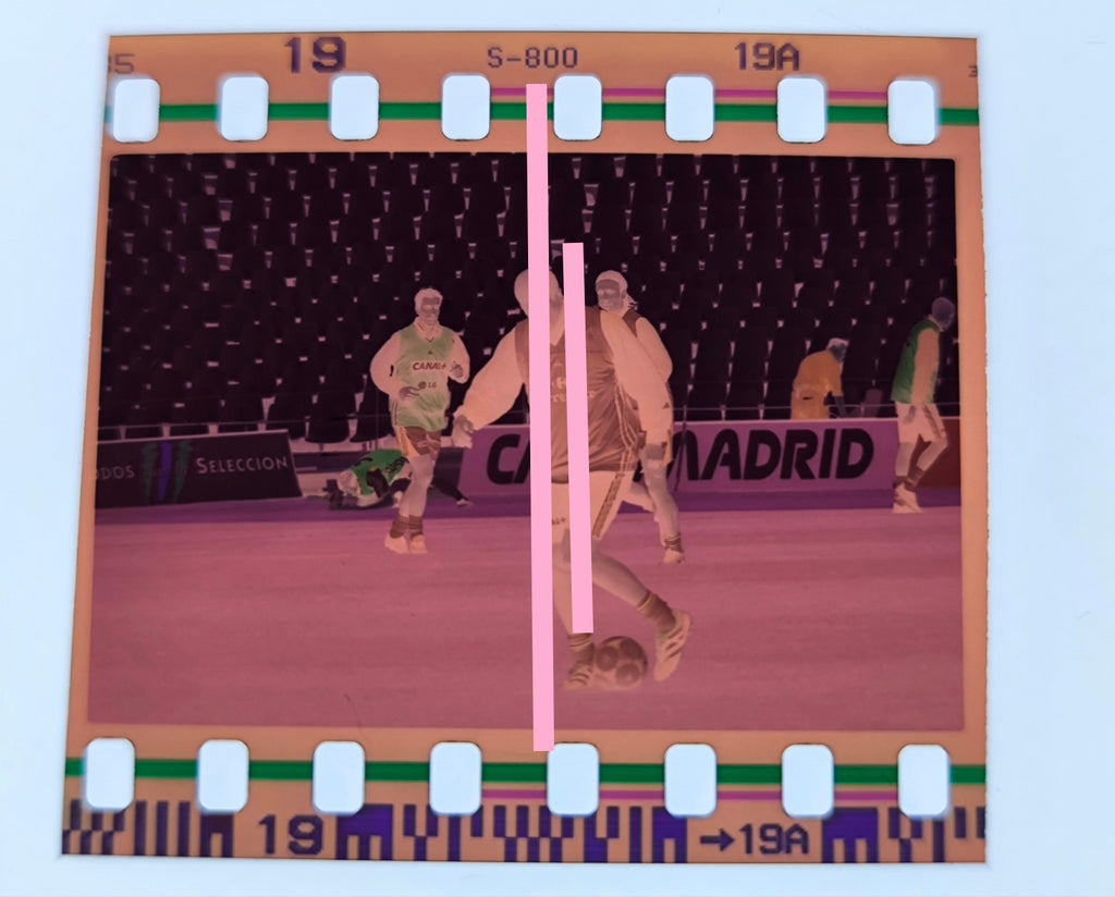 Negativo fotográfico original Zinedine Zidane Futbolista francés concentración con la selección francesa Futbol 35mm film Rare