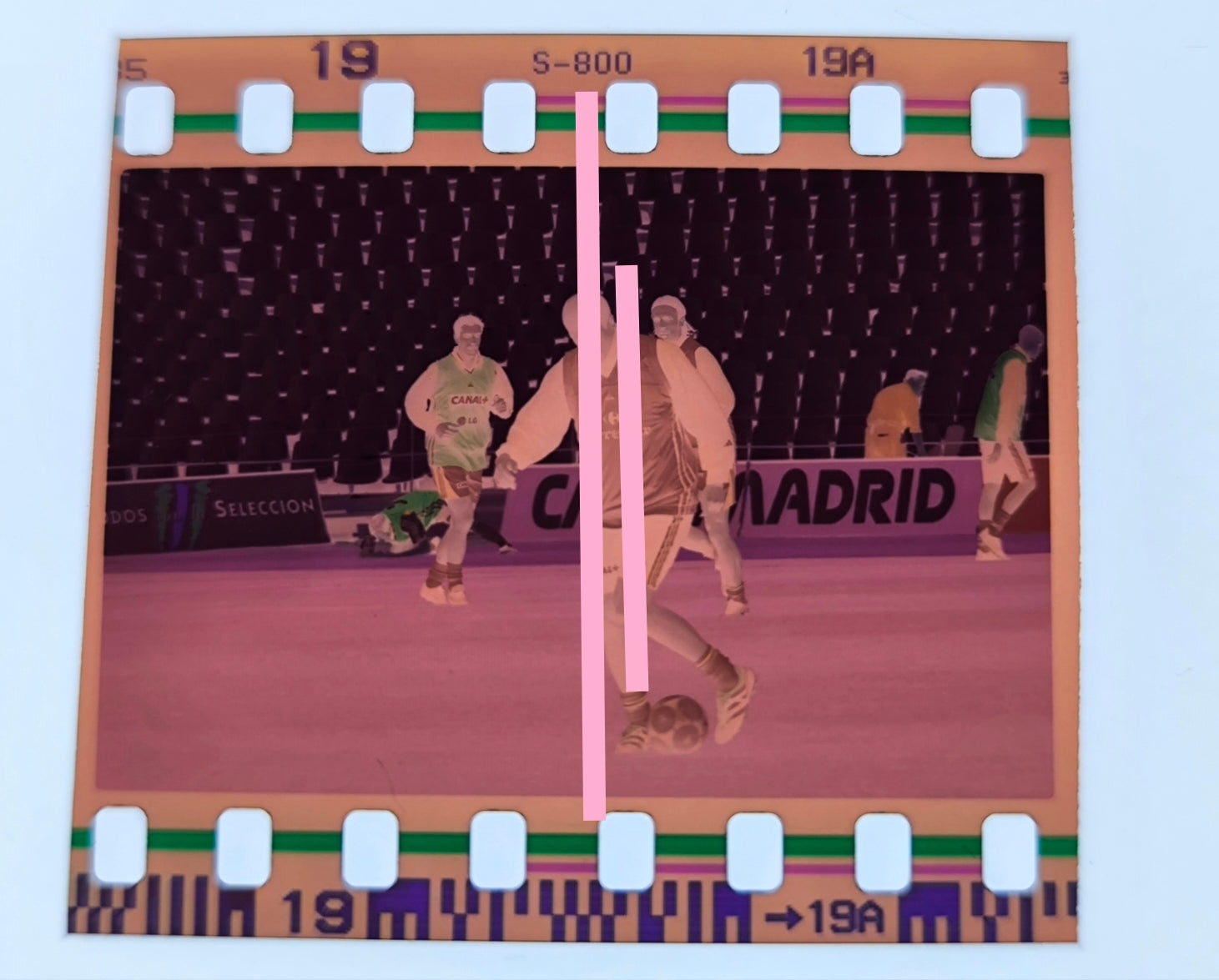 Negativo fotográfico original Zinedine Zidane Futbolista francés concentración con la selección francesa Futbol 35mm film Rare