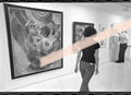 Negativo fotográfico original visitante entre composiciones circulares El Ultraísmo IVAM Valencia 1996 35mm film Rare