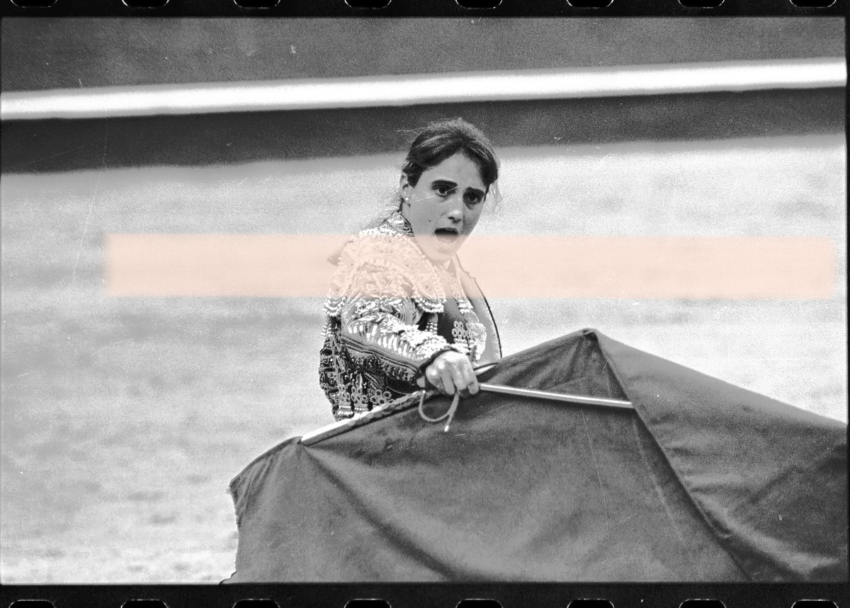 Negativo fotográfico original Cristina Sánchez novillera en plena faena de muleta Feria de Fallas Valencia 1992 35mm film Rare