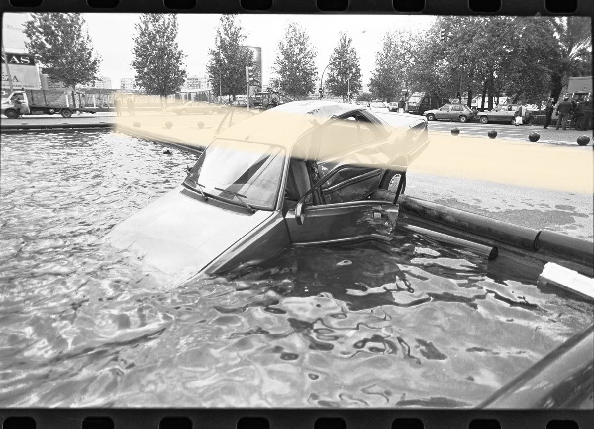 Negativo fotográfico original Peugeot 505 con frontal en el agua de la fuente de Miquel Navarro Valencia finales años 80 35mm film Rare