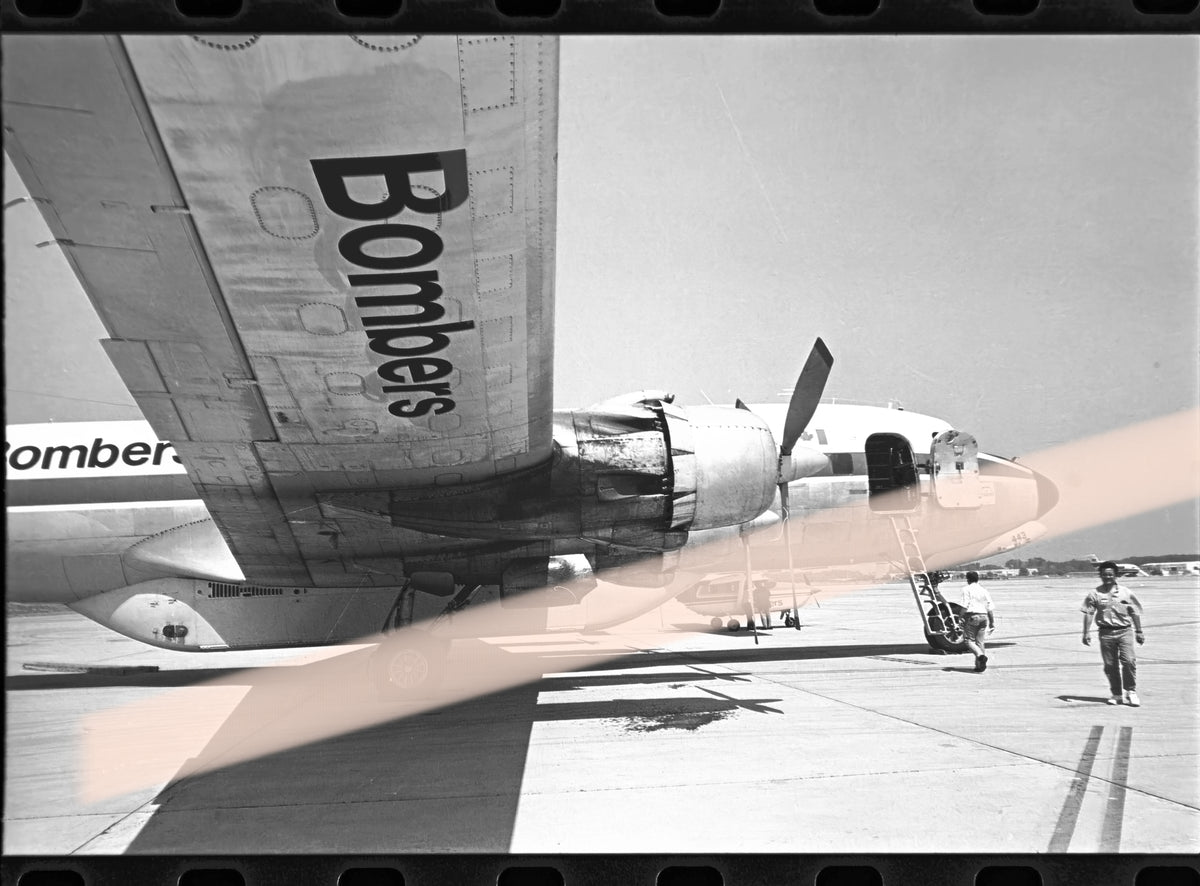 Negativo fotográfico original Conair DC-6B/AT Tanker 43 bajo el ala Bombers avión contraincendios Valencia 1994 35mm film Rare