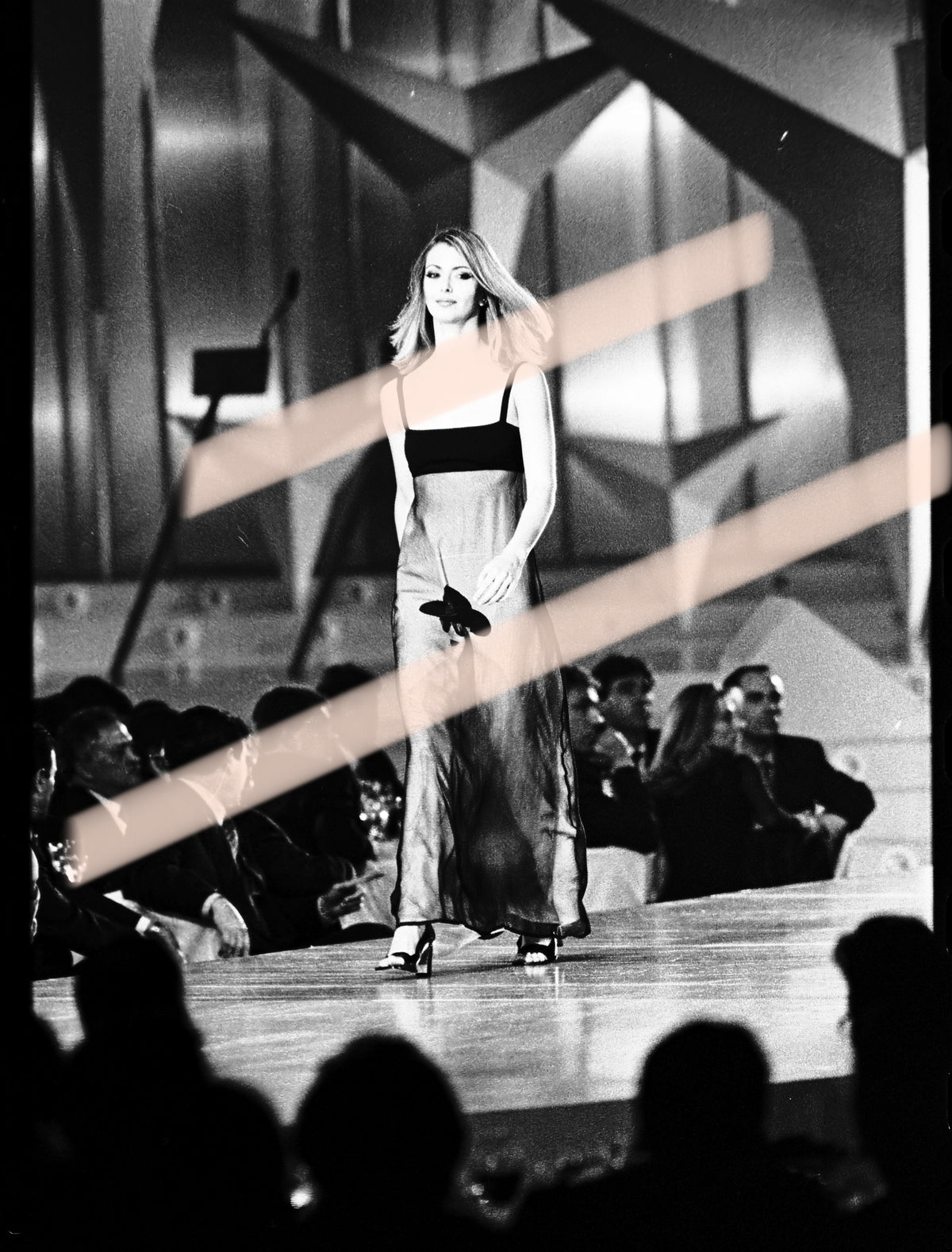 Negativo fotográfico original Sofía Mazagatos modelo desfilando ante el público Premios Nova Valencia 1997 35mm film Rare