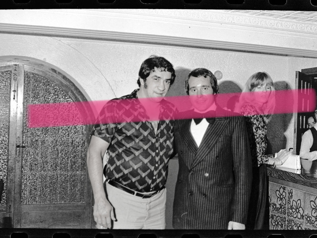Originales Foto-Negativ Urtain Boxer posiert neben Mann mit Fliege in Spanien 35mm Film Selten