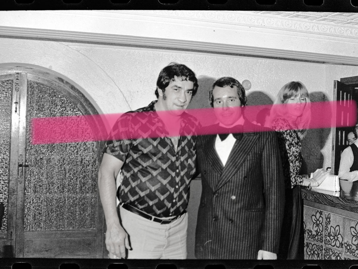 Originales Foto-Negativ Urtain Boxer posiert neben Mann mit Fliege in Spanien 35mm Film Selten