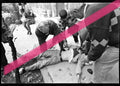 Negativo fotográfico original manifestante atendido tras incidentes protesta citrícola Valencia 1992 35mm film Rare