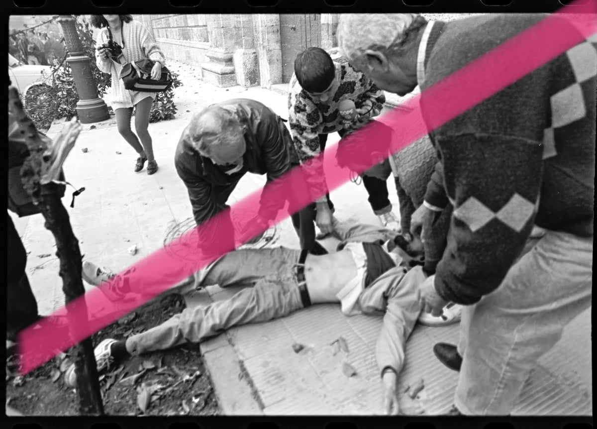 Negativo fotográfico original manifestante atendido tras incidentes protesta citrícola Valencia 1992 35mm film Rare