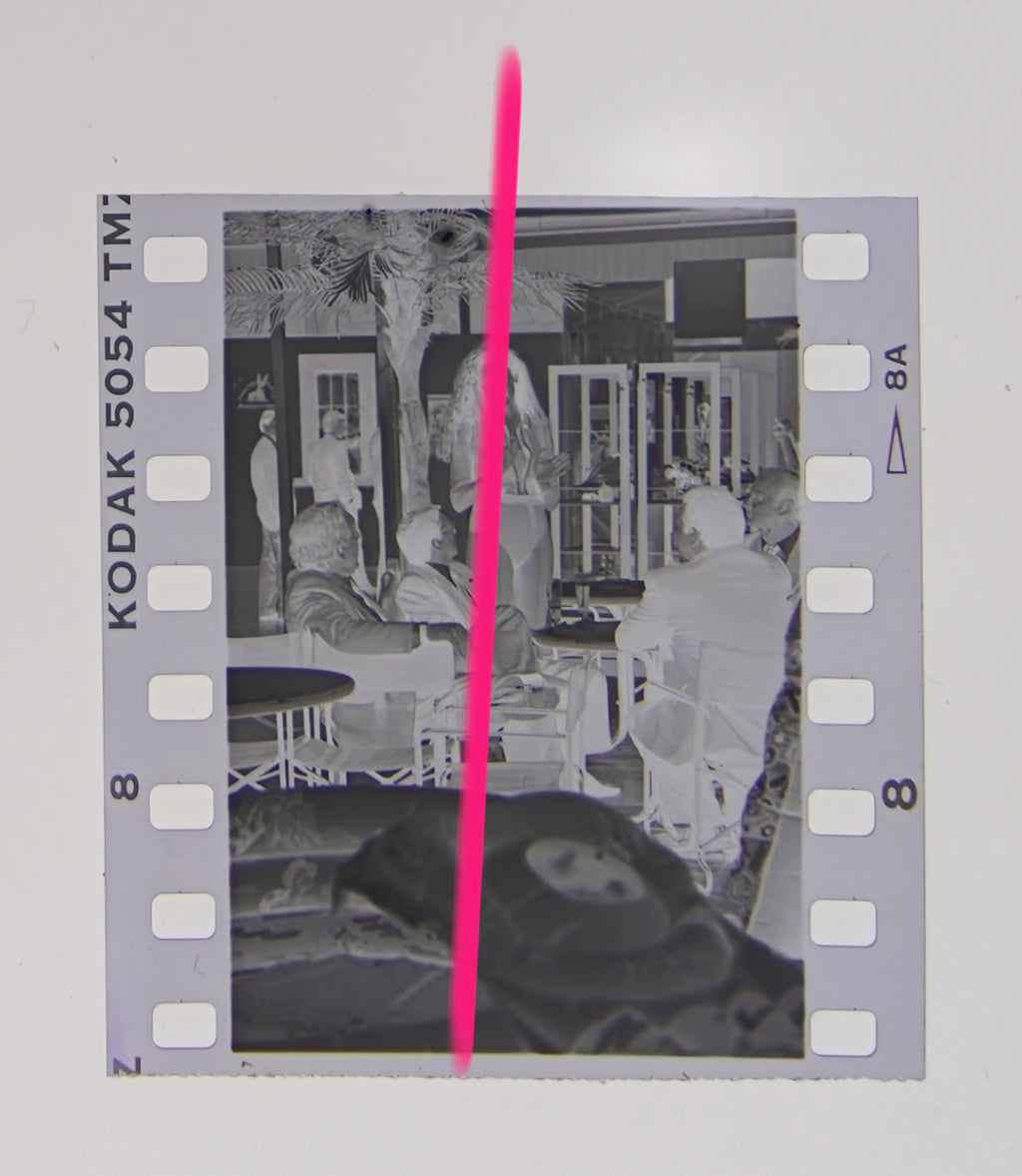 Originales Fotonegativ eines jungen Mannes im Gespräch mit Fachleuten an einem Stand auf der Internationalen Spielwarenmesse Valencia 1996, 35-mm-Film, selten