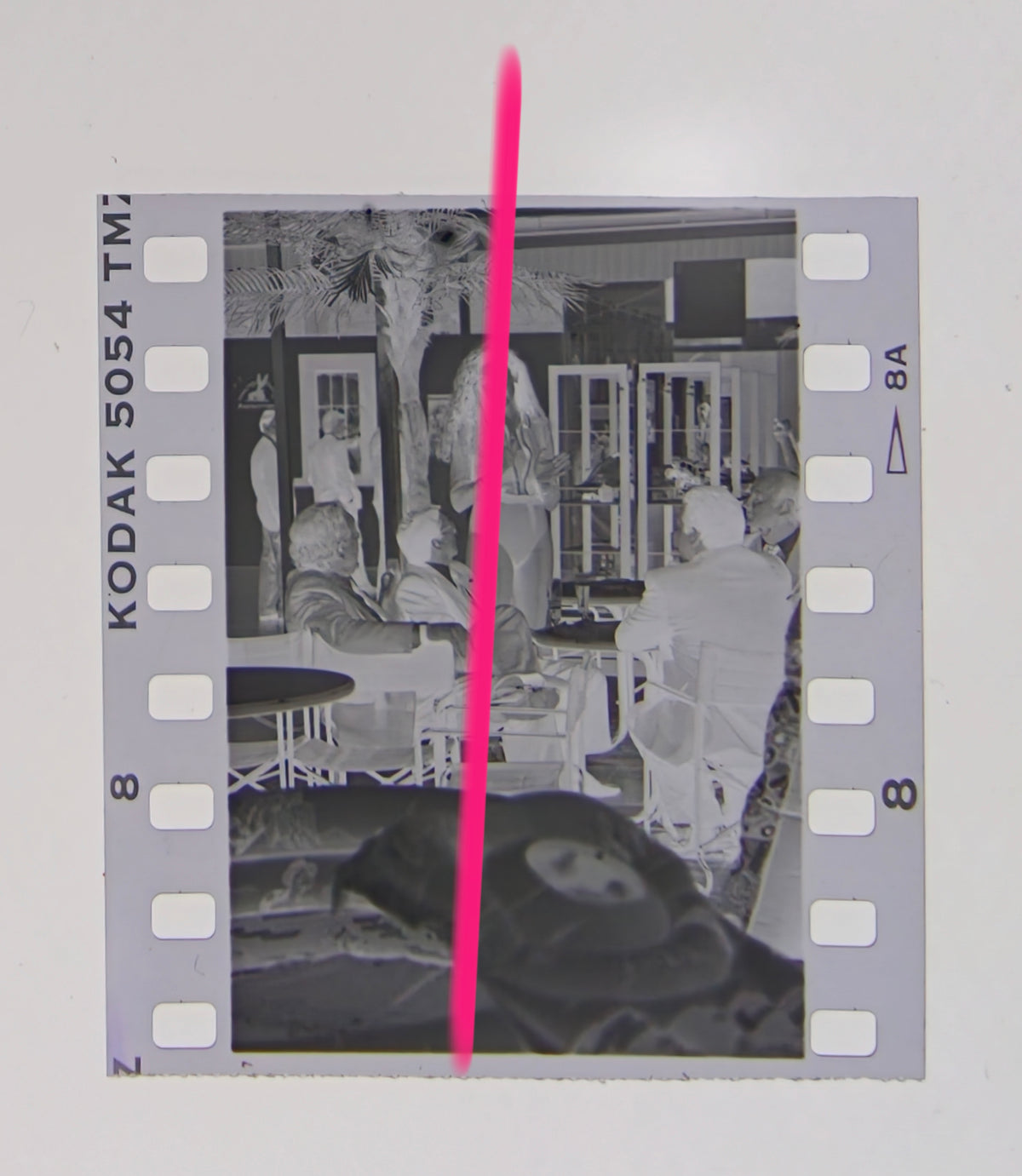 Originales Fotonegativ eines jungen Mannes im Gespräch mit Fachleuten an einem Stand auf der Internationalen Spielwarenmesse Valencia 1996, 35-mm-Film, selten