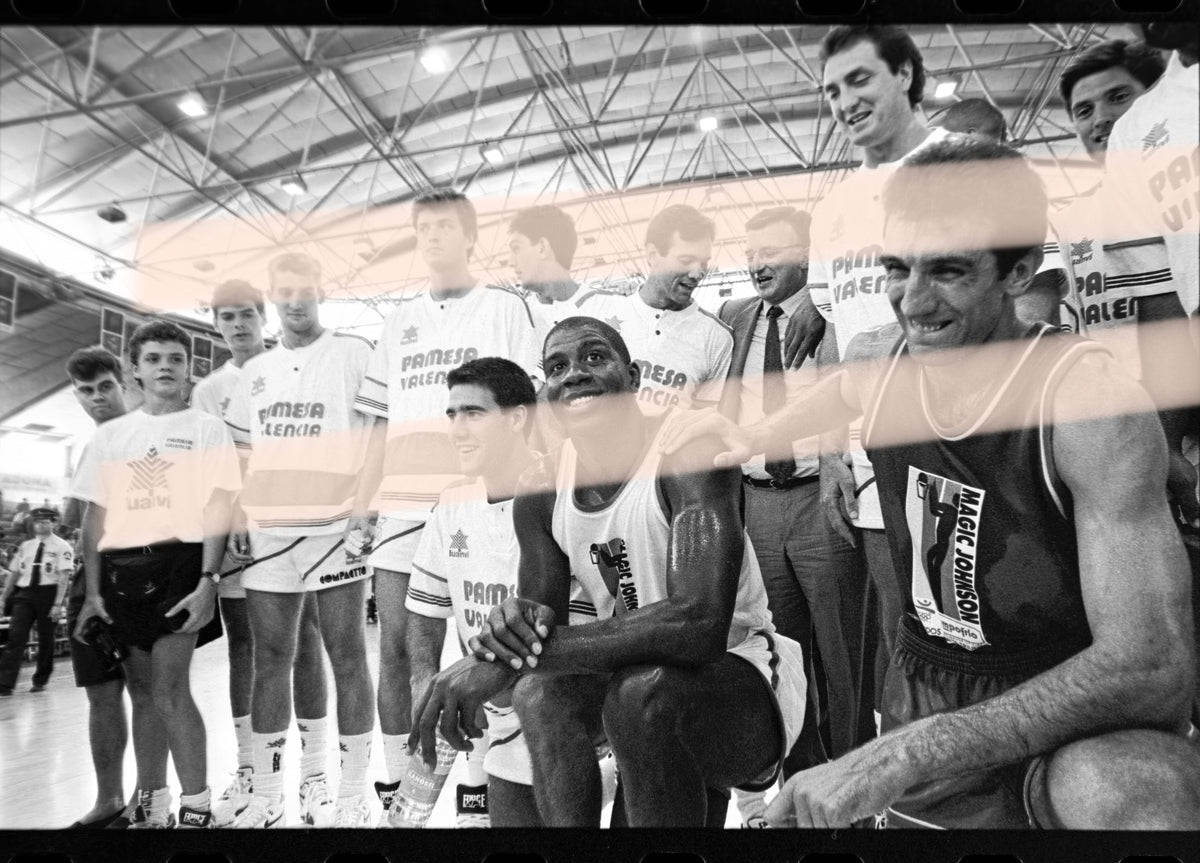 Negativo fotográfico original Magic Johnson NBA junto a jóvenes del Pamesa Valencia baloncesto Valencia 1991 35mm film Rare