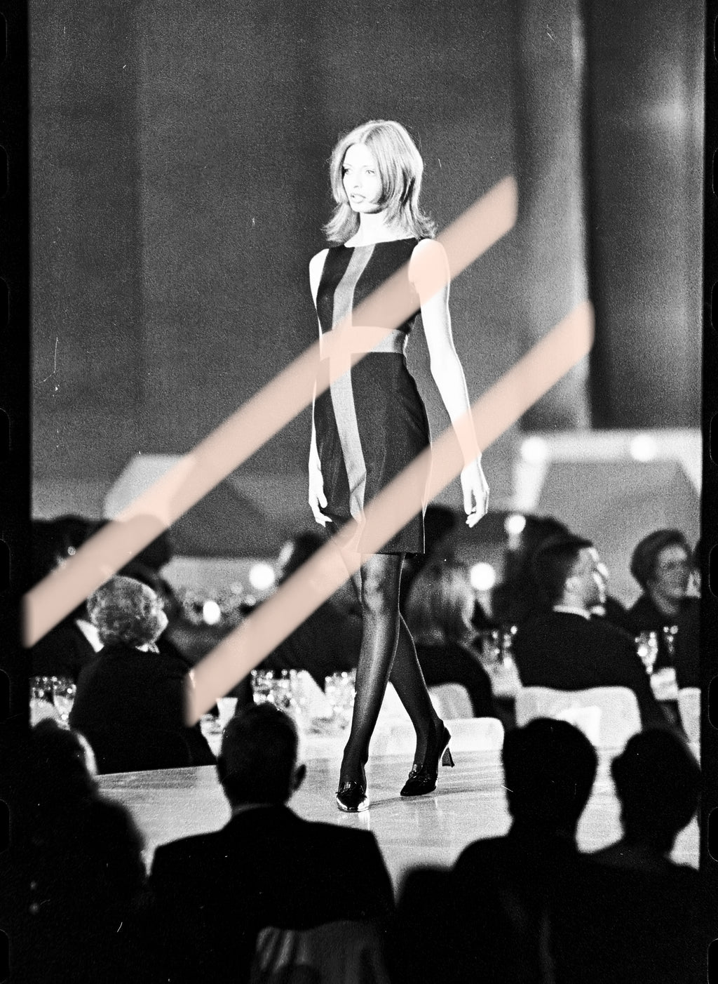 Negativo fotográfico original modelo con vestido de diseño en cruz sobre la pasarela Premios Nova Valencia 1997 35mm film Rare