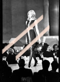 Negativo fotográfico original modelo con vestido de diseño en cruz sobre la pasarela Premios Nova Valencia 1997 35mm film Rare