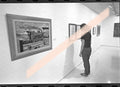 Negativo fotográfico original visitante junto a pintura de locomotora exposición El Ultraísmo IVAM Valencia 1996 35mm film Rare