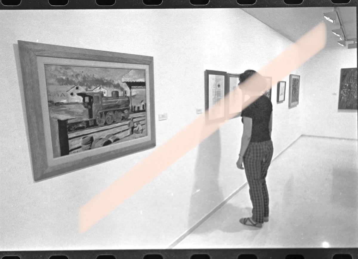 Negativo fotográfico original visitante junto a pintura de locomotora exposición El Ultraísmo IVAM Valencia 1996 35mm film Rare