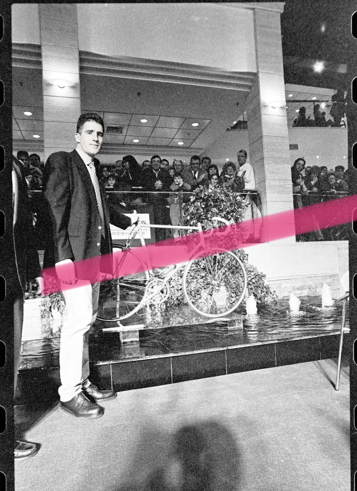 Negativo fotográfico original bicicleta del ciclista Miguel Induráin en subasta benéfica AVASSV Valencia 1996 35mm film Rare