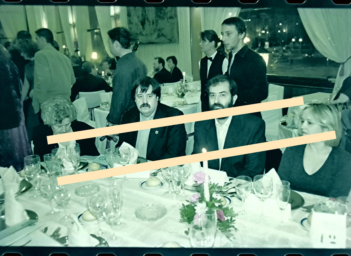 Originales Negativ fotografisch Gäste versammelt am Tisch 12 während des Abendessens der Premis Octubre Valencia 1999 35mm Film Selten