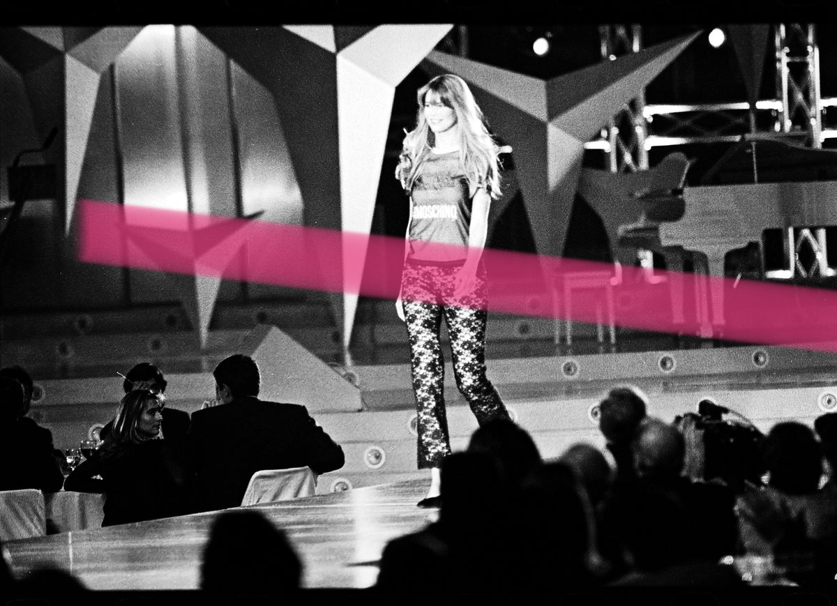Negativo fotográfico original Claudia Schiffer modelo frente escenario geométrico Premios Nova Valencia 1997 35mm film Rare