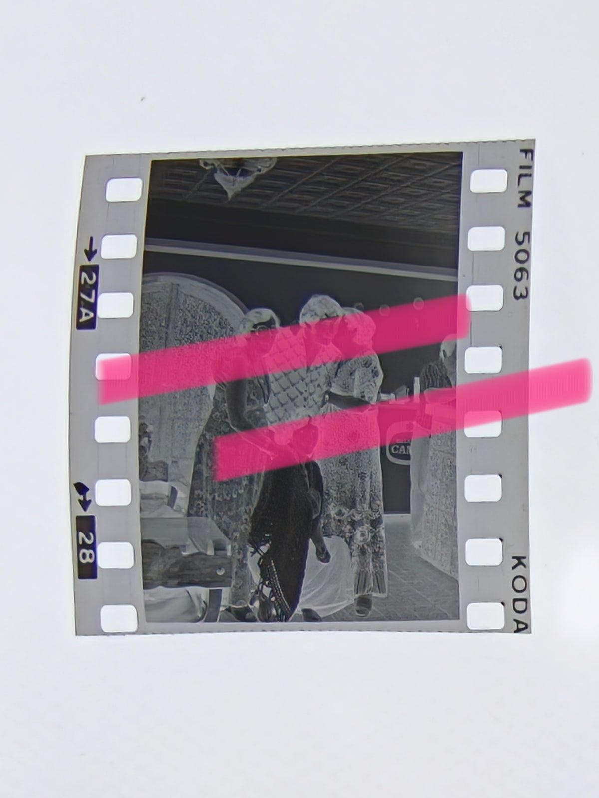 Negativo fotográfico original Urtain boxeador rodeado de admiradoras en un local España 35mm film Rare