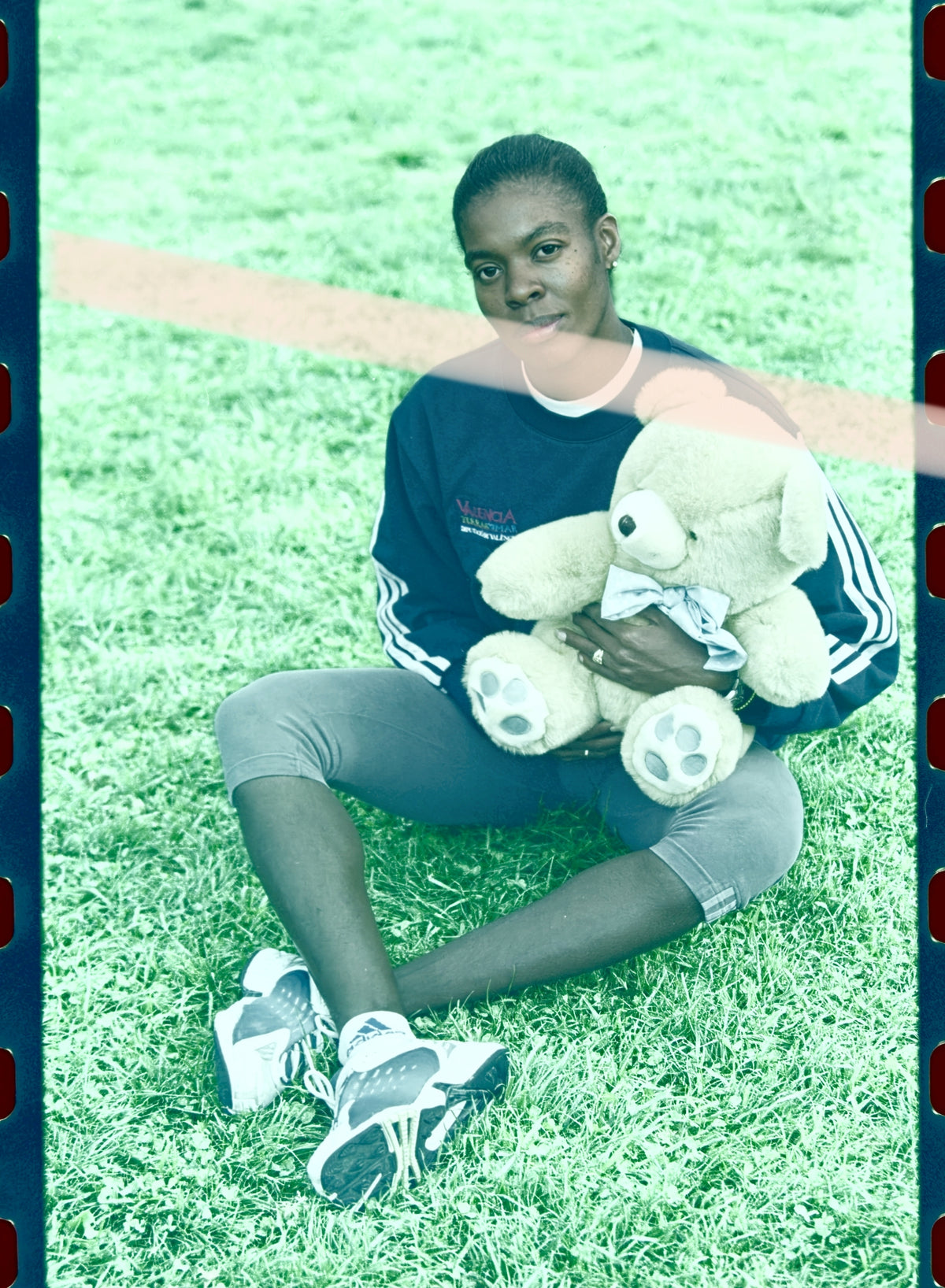 Negativo fotográfico original atleta Niurka Montalvo sentada con oso de peluche Valencia 2002 35mm film Rare
