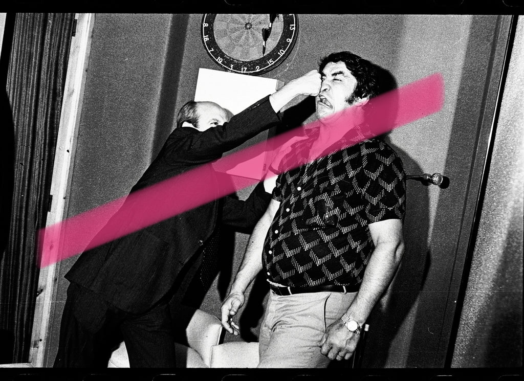 Negativo fotográfico original Urtain boxeador bromeando con un golpe simulado España 35mm film Rare