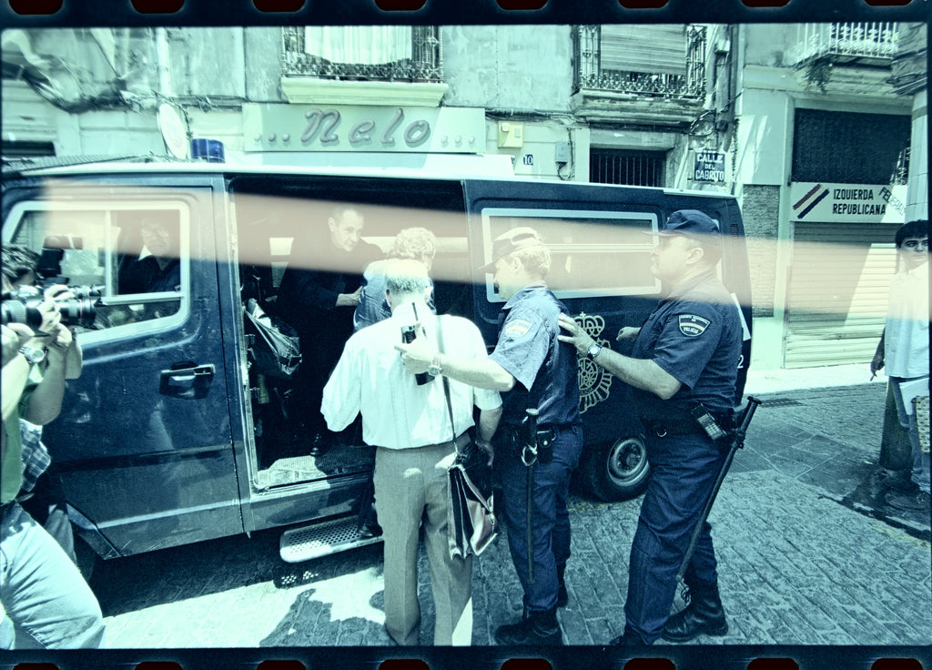 Negativo fotográfico original miembros del CVC protegidos por la Policía al abandonar el Palau de Forcalló Valencia 1998 35mm film Rare