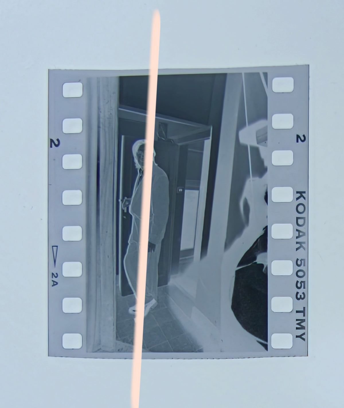 Negativo fotográfico original actor y director teatral Josep Maria Flotats junto a una puerta Premis Octubre Valencia 1995 35mm film Rare