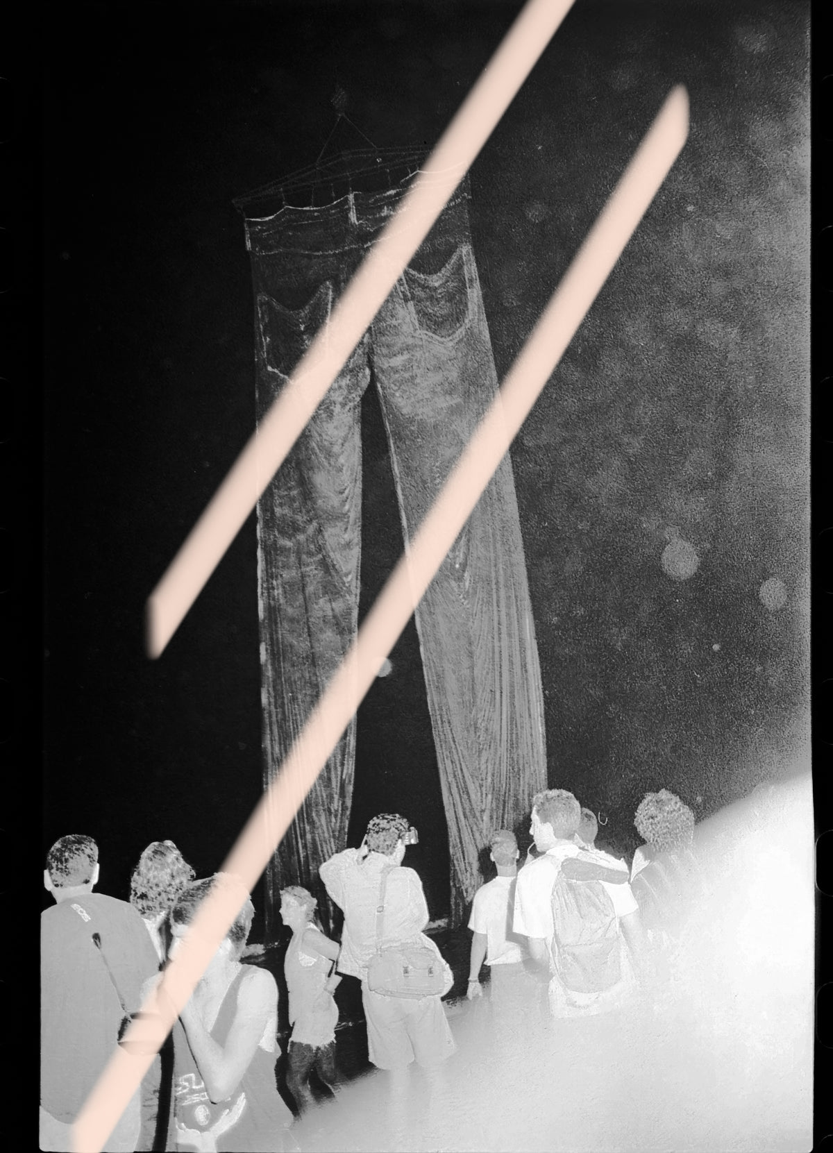 Negativo fotográfico original Antoni Miralda artista Honeymoon Project Liberty Jeans elevados ante el público La Patacona Valencia 1991 35mm film Rare