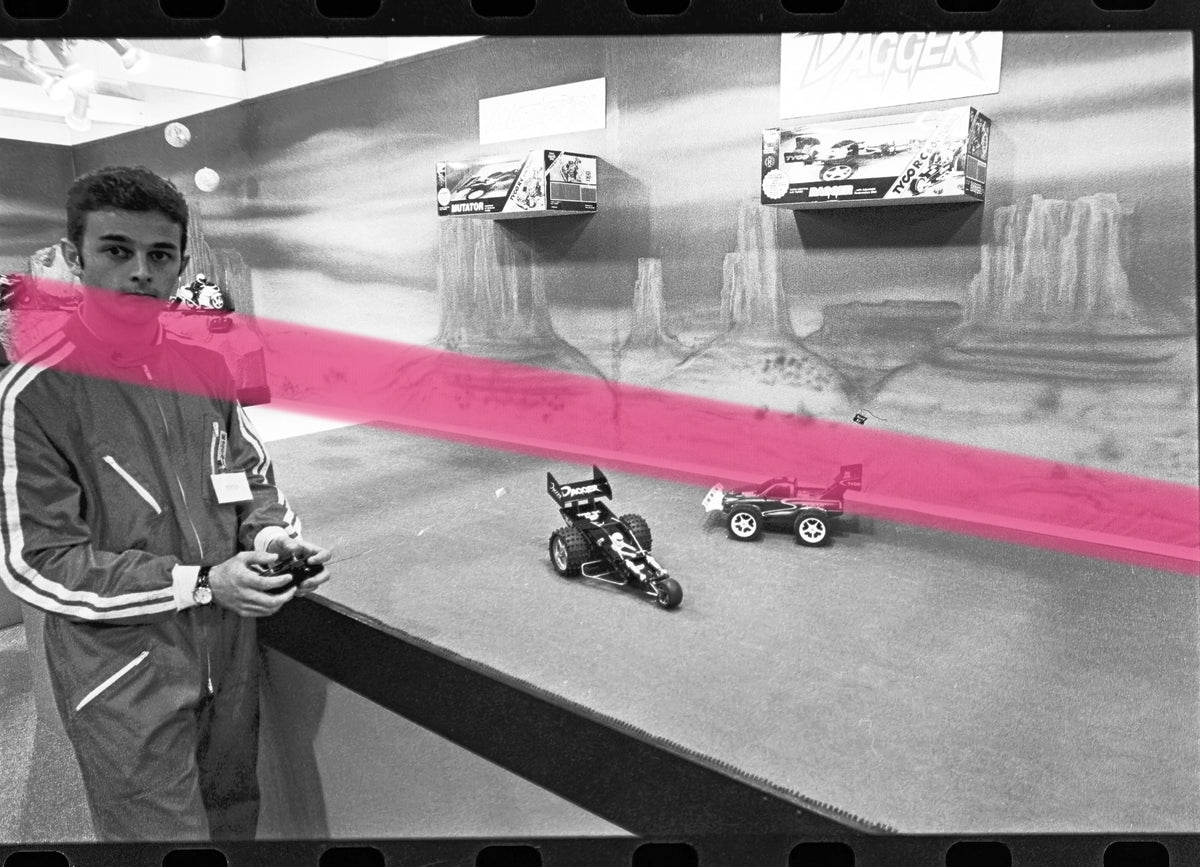 Negativo fotográfico original vehículos radiocontrolados Dagger en demostración Feria Internacional del Juguete Valencia 1996 35mm film Rare