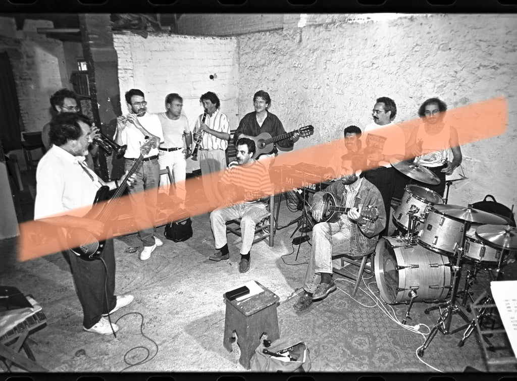Negativo fotográfico original Al Tall grupo de folk valenciano tocando durante ensayo Valencia 1995 35mm film Rare