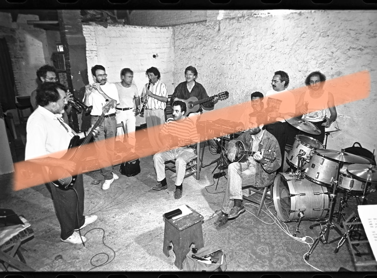 Negativo fotográfico original Al Tall grupo de folk valenciano tocando durante ensayo Valencia 1995 35mm film Rare