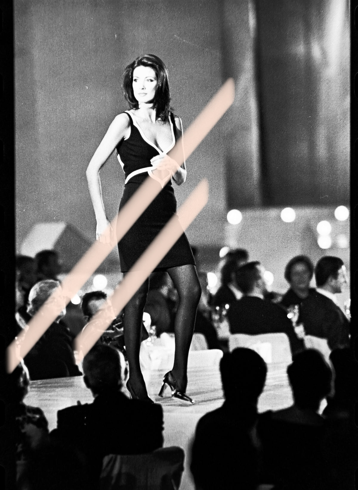 Negativo fotográfico original modelo en pose sobre la pasarela ante el público Premios Nova Valencia 1997 35mm film Rare