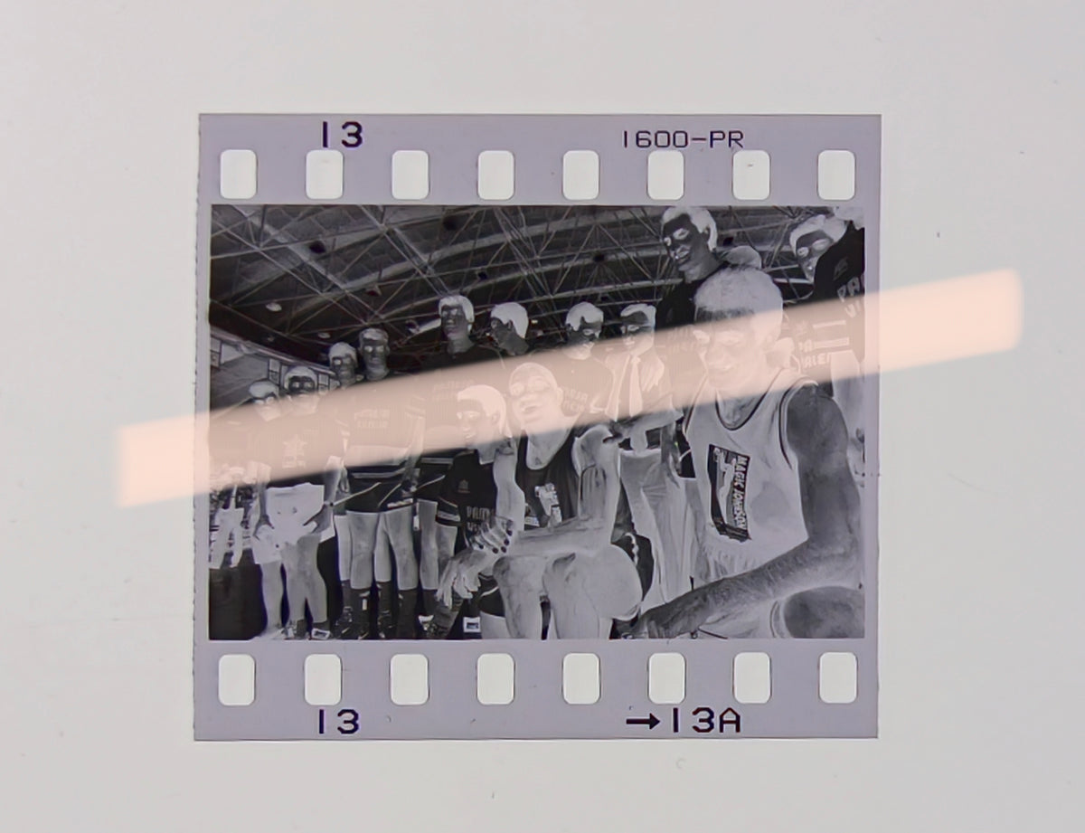 Negativo fotográfico original Magic Johnson NBA junto a jóvenes del Pamesa Valencia baloncesto Valencia 1991 35mm film Rare