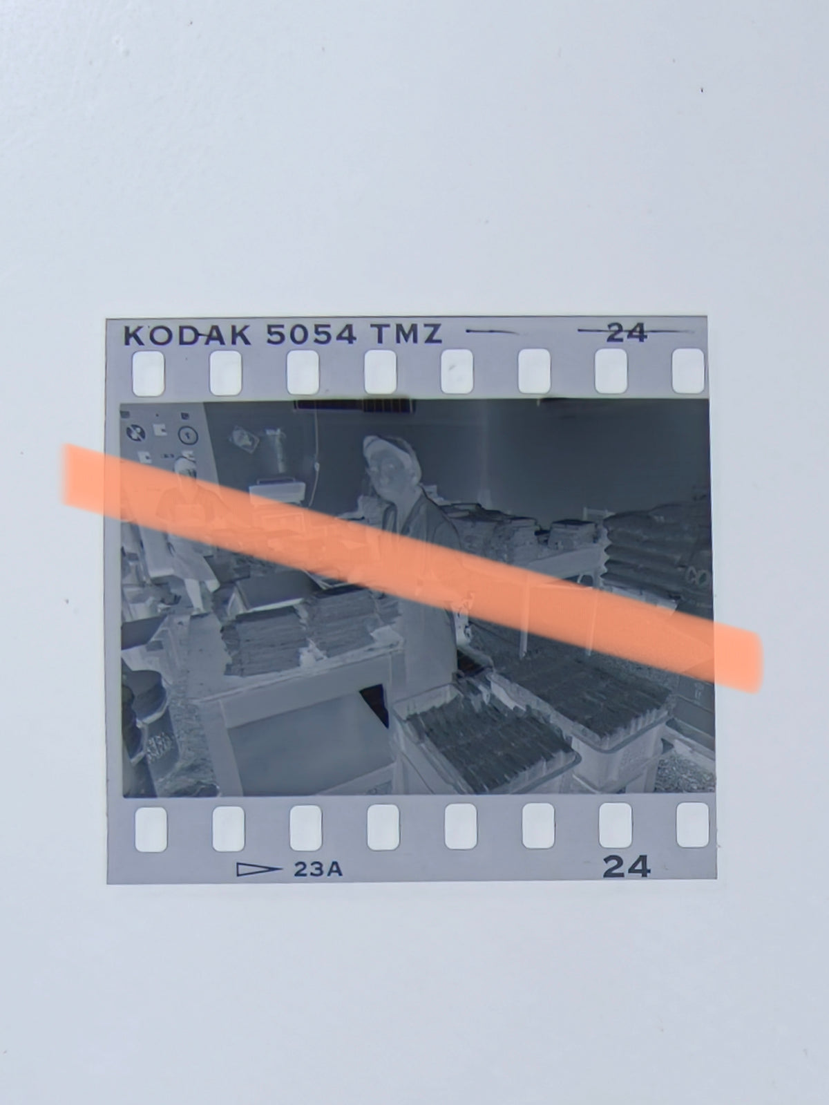 Original-Fotoabzug Arbeiterin neben gestapelten Turrones Jijona Alicante 1995 35mm Film Selten