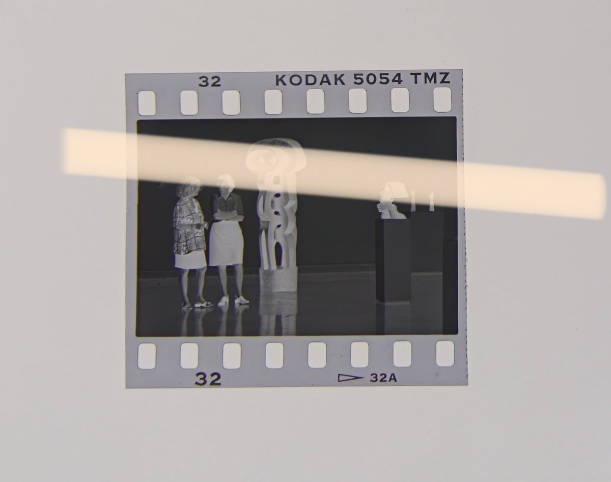 Negativo fotográfico original visitantes junto a esculturas de Joaquín Torres-García exposición IVAM Valencia 1997 35mm film Rare
