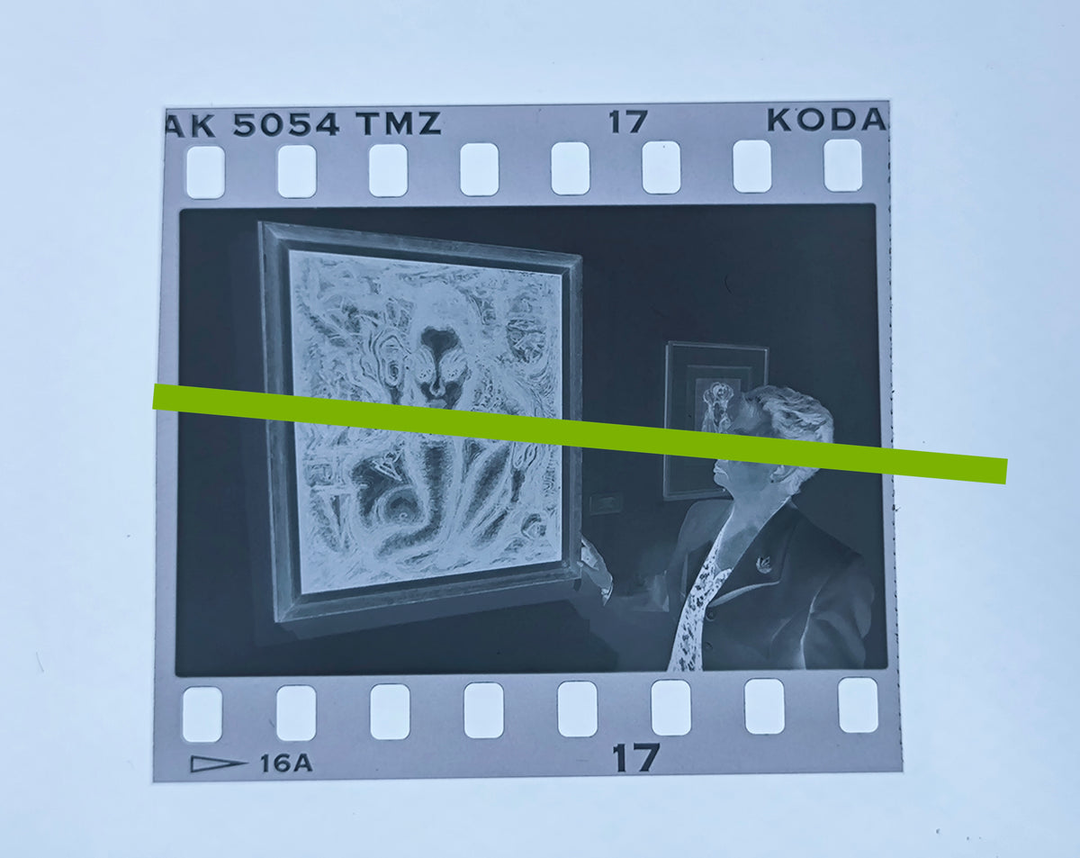 Original-Fotonegativ Françoise Molinier, Tochter des surrealistischen Künstlers Pierre Molinier, neben ihrem Werk IVAM Valencia 1999 35mm-Film Selten