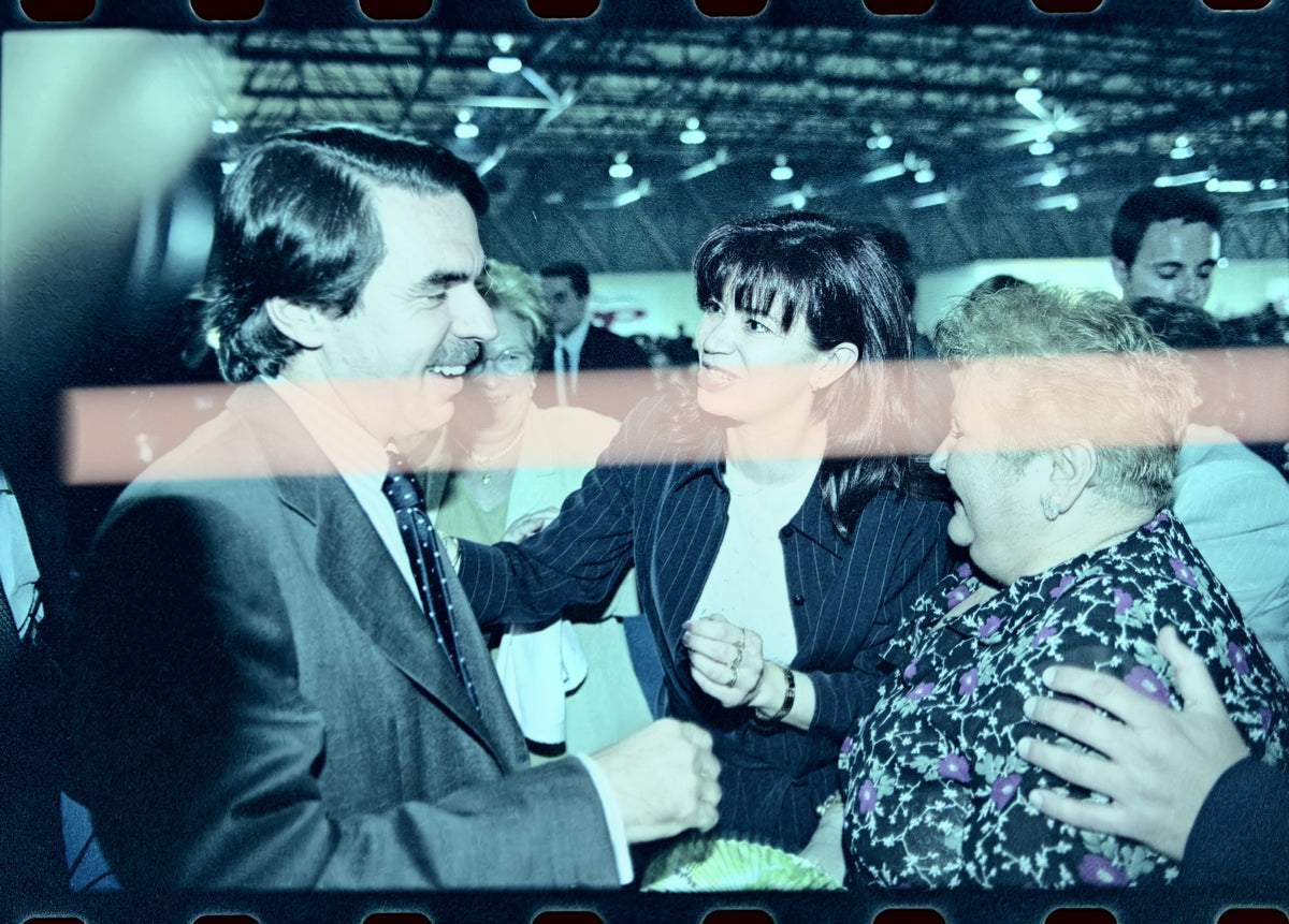 Originales Fotonegativ von José María Aznar im lächelnden Gespräch mit Teilnehmern auf der Feria Valencia 2002, 35-mm-Film, selten