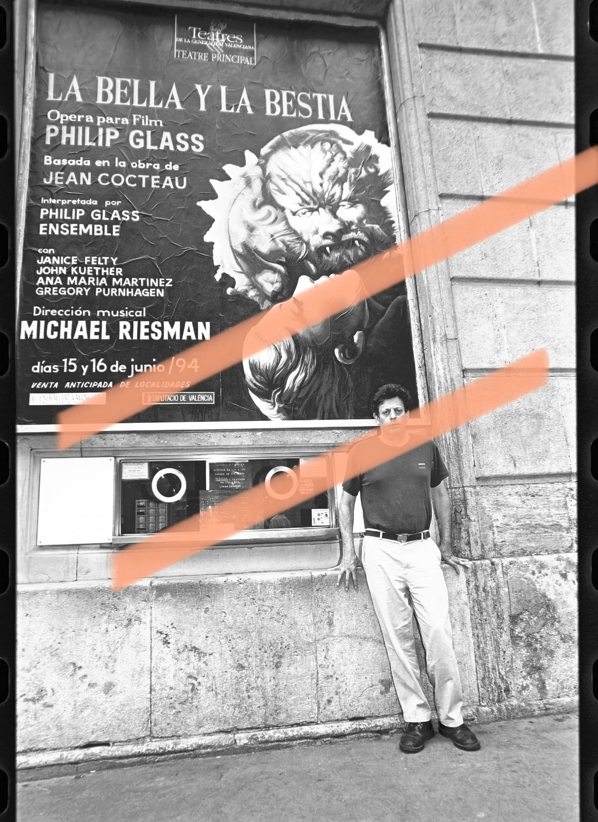 Negativo fotográfico original Philip Glass compositor junto a cartel Valencia 1994 35mm film Rare